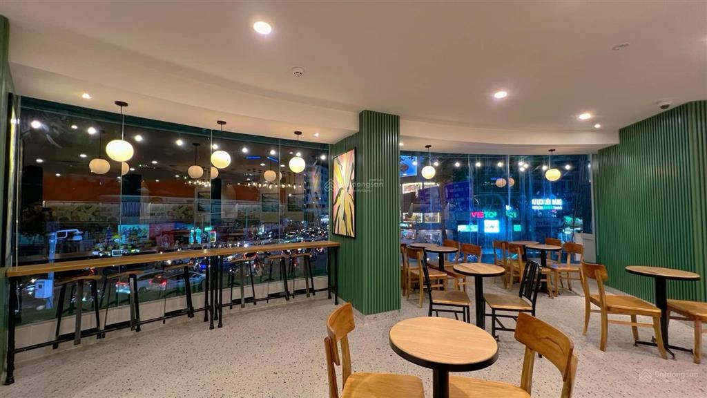 Cho thuê nhà góc 2mt nguyễn thái học, quận 1. dt 10x30m. 1 trệt 4 lầu, dtsd 1.200m2