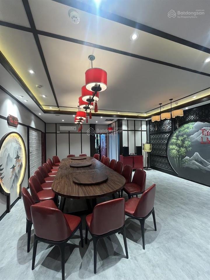 Cho thuê nhà mặt tiền nam quốc cang, quận 1. dt 20x25m. 1 trệt 1 lầu. dtsd 920m2