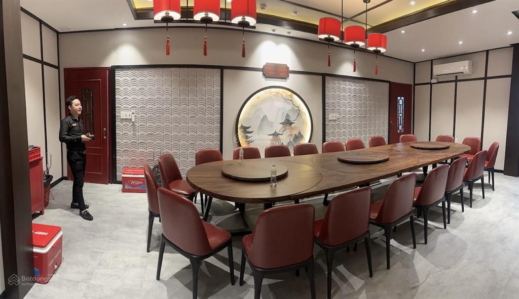 Cho thuê nhà mặt tiền nam quốc cang, quận 1. dt 20x25m. 1 trệt 1 lầu. dtsd 920m2