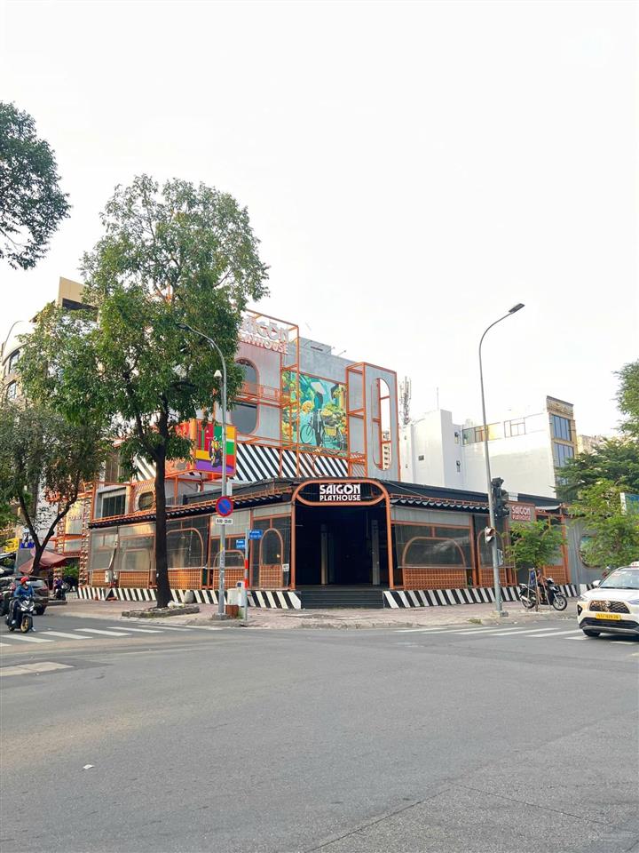 Cho thuê nhà góc 2 mt võ văn tần và lê quý đôn, quận 3. dt 20x38m. mặt bằng trống suốt