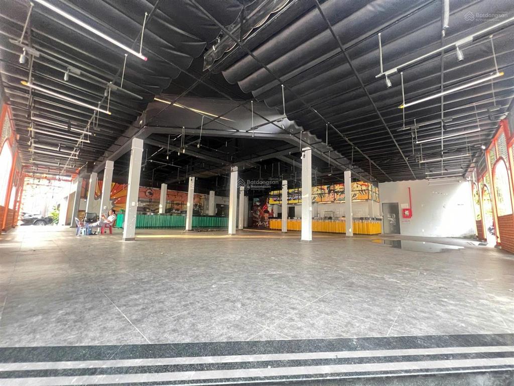 Cho thuê nhà góc 2 mt võ văn tần và lê quý đôn, quận 3. dt 20x38m. mặt bằng trống suốt