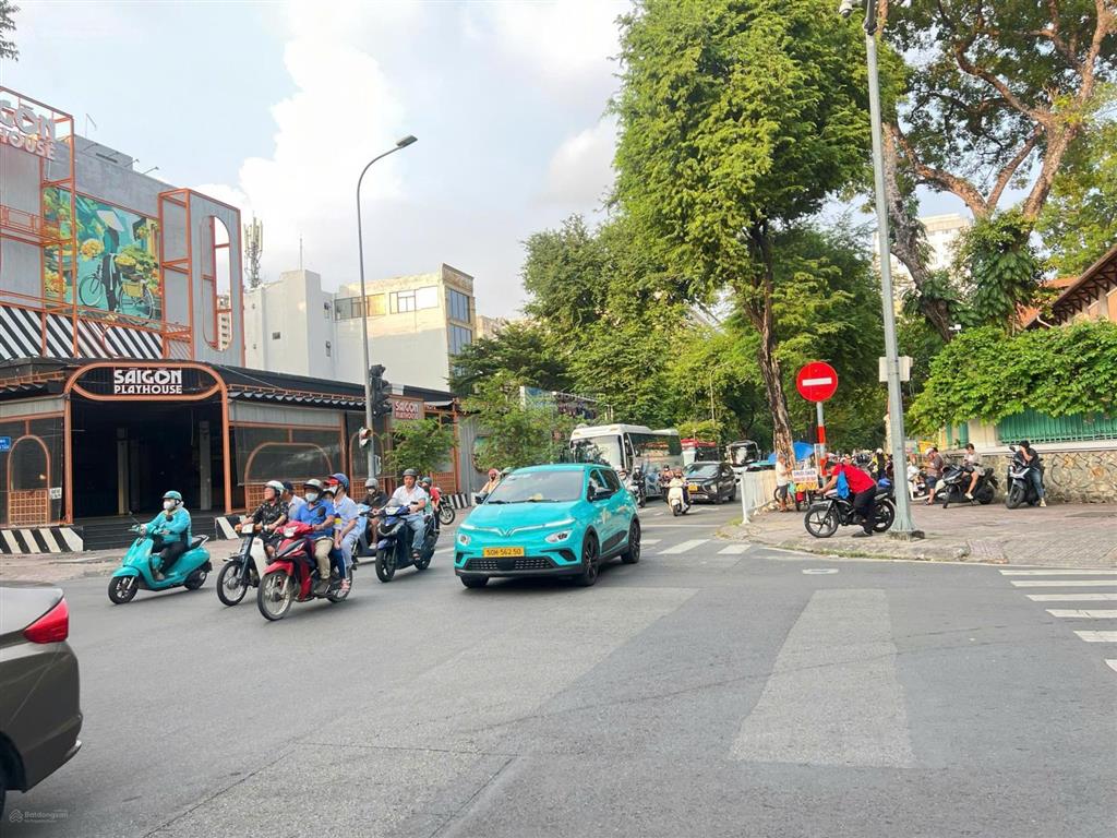 Cho thuê nhà góc 2 mt võ văn tần và lê quý đôn, quận 3. dt 20x38m. mặt bằng trống suốt