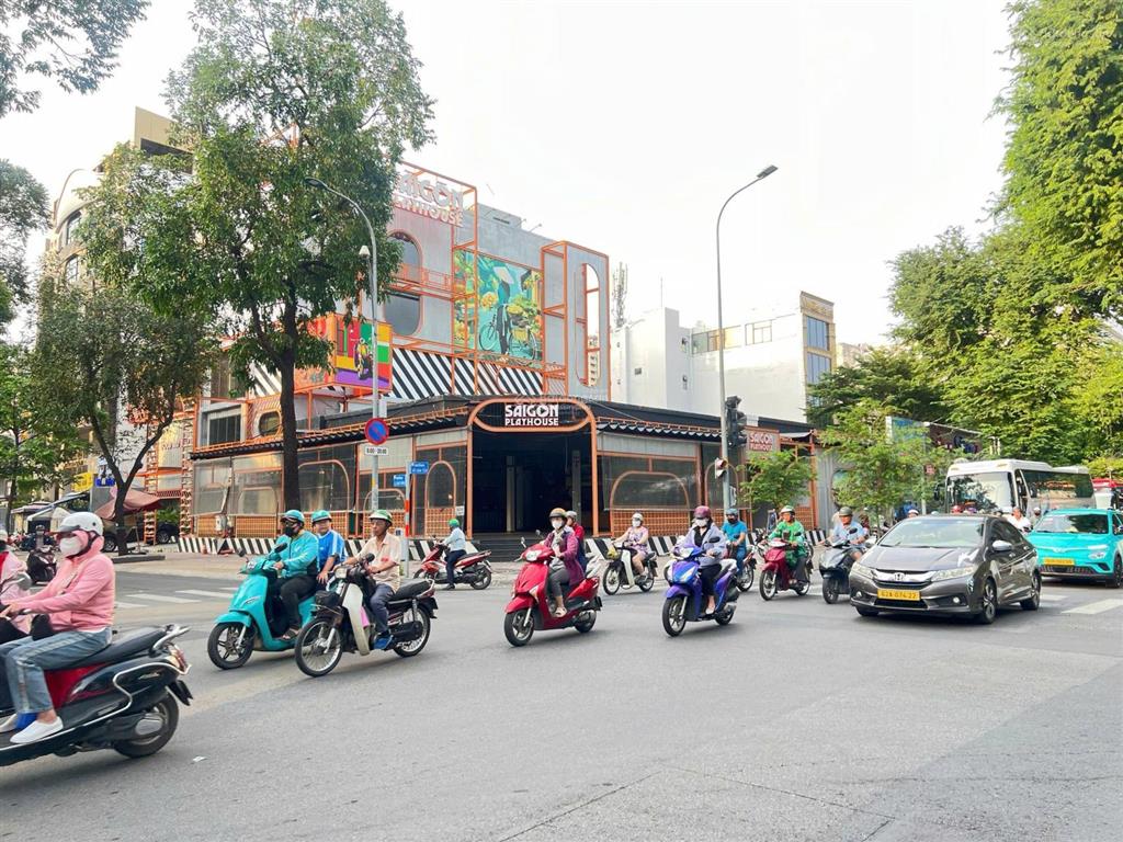 Cho thuê nhà góc 2 mt võ văn tần và lê qúy đôn, quận 3. dt 20x38m. mặt bằng trống suốt
