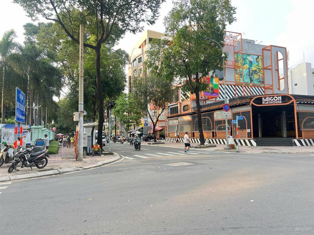 Cho thuê nhà góc 2 mt võ văn tần và lê quý đôn, quận 3. dt 20x38m. mặt bằng trống suốt
