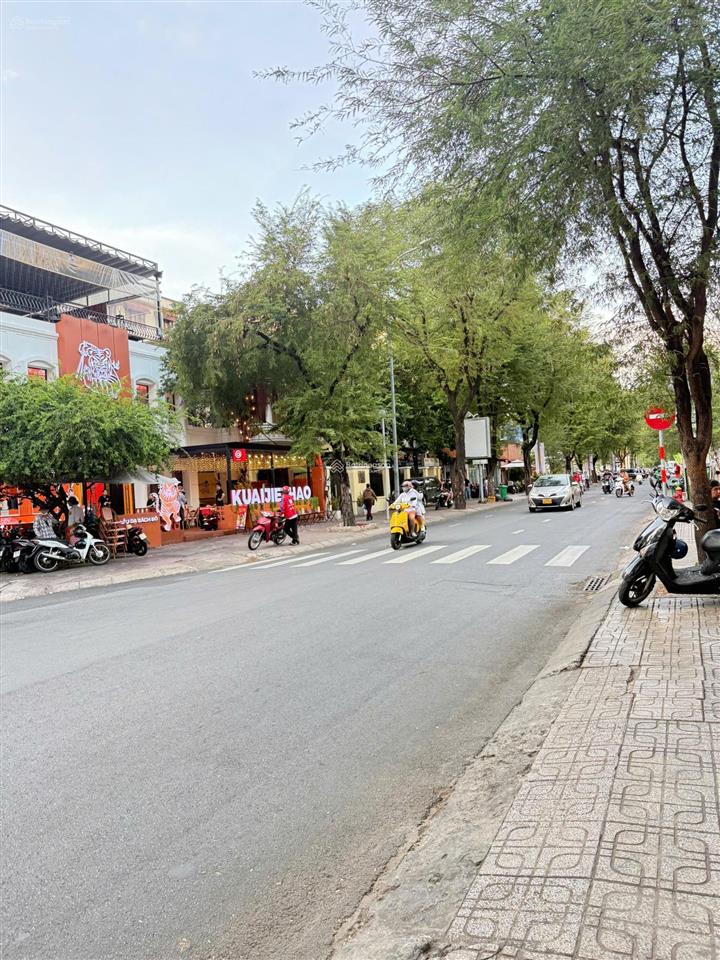 Cho thuê mặt bằng góc 2 mt đường võ văn tần, quận 3 thích hợp kinh doanh nhà hàng, cà phê, showroom