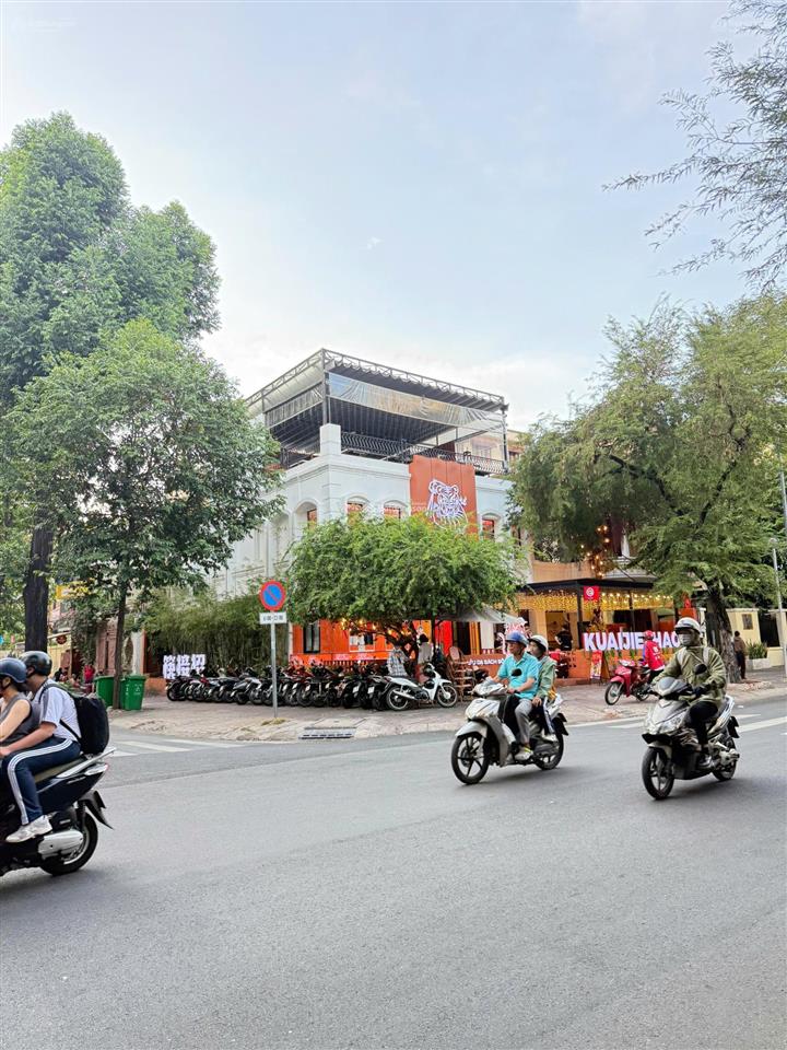 Cho thuê mặt bằng góc 2 mt đường võ văn tần, quận 3 thích hợp kinh doanh nhà hàng, cà phê, showroom