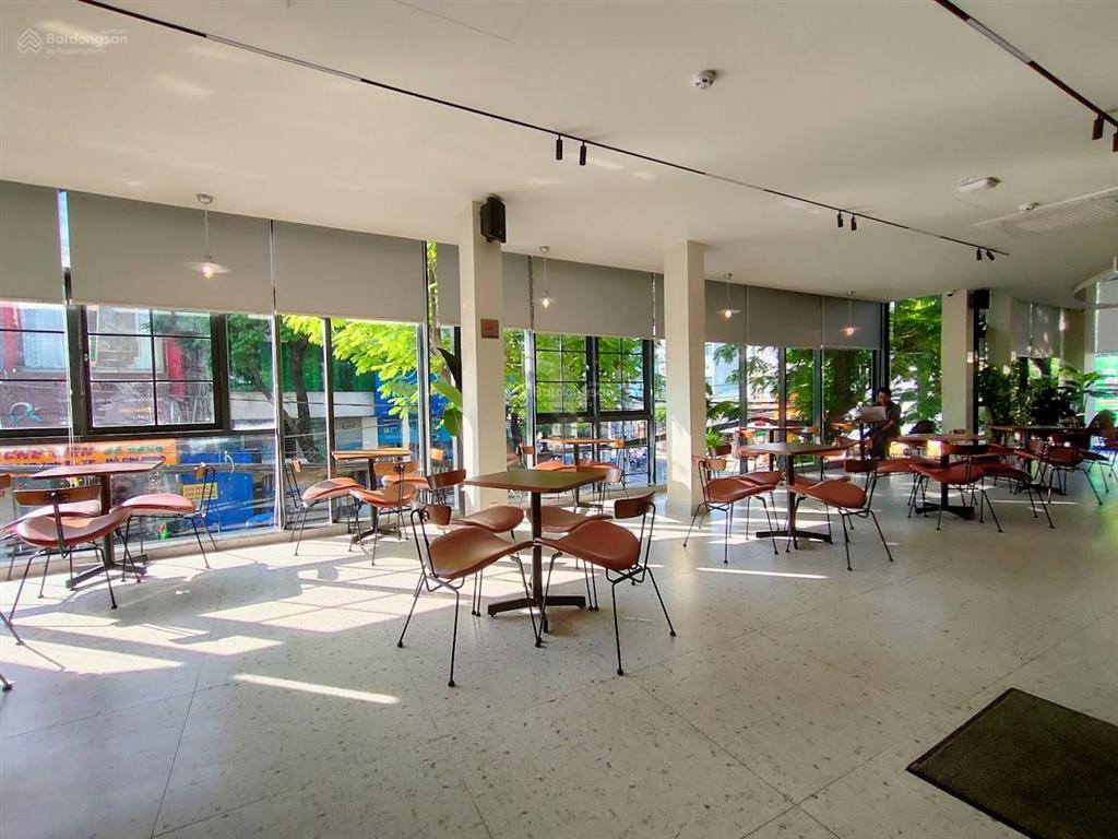 Cho thuê nhà góc 2 mặt tiền 834 âu cơ, phường 14, quận tân bình. dt 9x20m, trệt 2 lầu