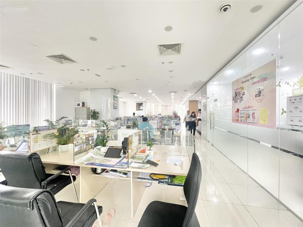 Cđt cho thuê văn phòng r6 royal city nguyễn trãi, ngã tư sở dt 1800m2 cắt linh hoạt giá 196.000đ/m2