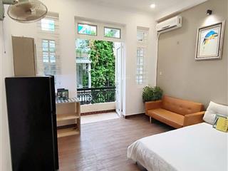 Phòng ban công đẹp khu vực nhộn nhịp full nội thất