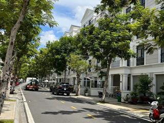 Bán nhà phố 5 lầu vinhomes quận 9  diện tích đất 200m², sau lưng nhà là hồ bơi giá 29tỷ