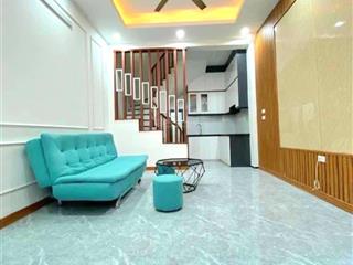 Bán nhà hoàng quốc việtô tô đỗ cổng  nhà mới 5 tầng  32,8m  mt rộng hơn 4m