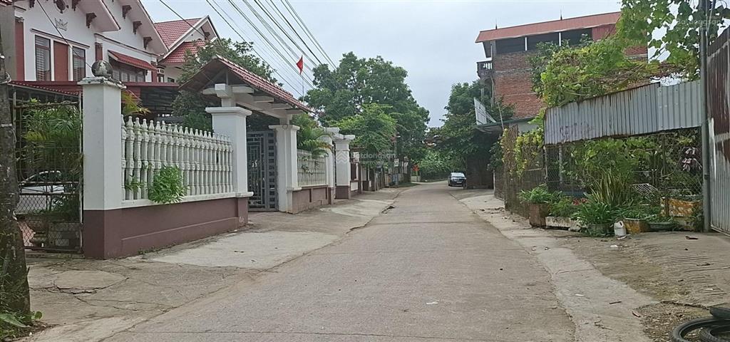 Đất trục liên xã .gần quốc lộ kinh doanh buôn bán được. luôn. mặt tiền 5.5m hơn 100m2 .