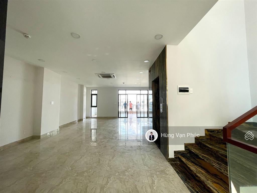 Cho thuê nhà vạn phúc city, 7x20m, 1 hầm 5 tầng hoàn thiện cao cấp, view công viên giá 55 triệu