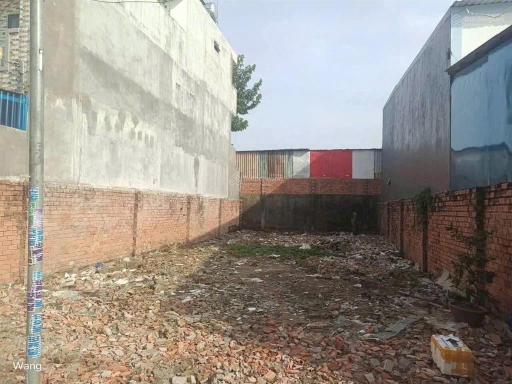 Chủ cần tiền bán gấp nền 160m2 (ngang 8,2 x dài 19,5) trong kdc đối diện trường học tân thới