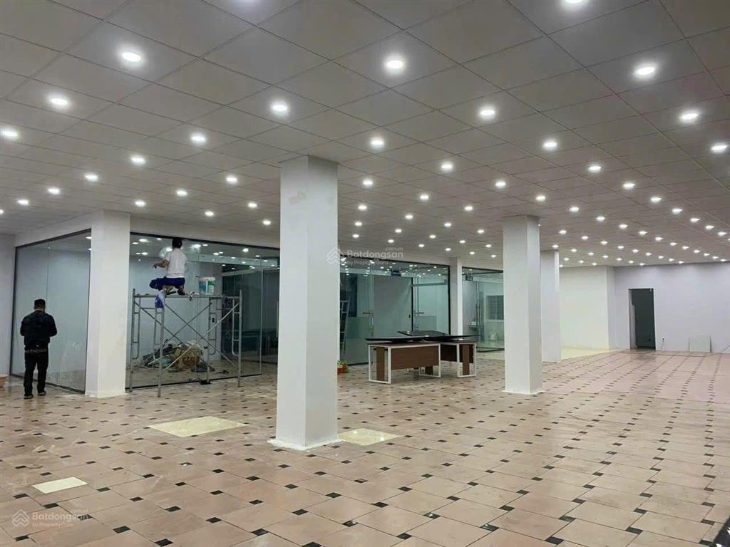 Cho thuê nhà mặt đường hồ sen, mặt tiền 9m, dt 185m2 x 3 tầng mới thông sàn, phù hợp ngân hàng