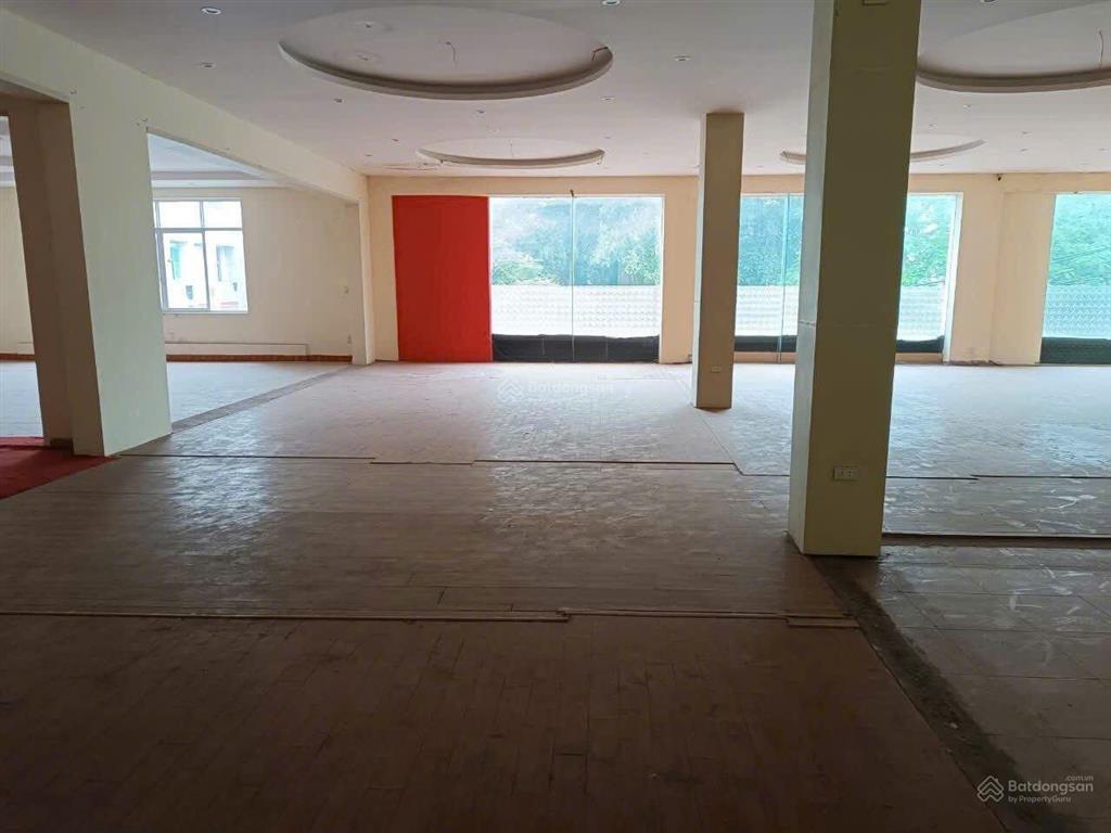 Cho thuê nhà mặt đường hồ sen, mặt tiền 9m, dt 185m2 x 3 tầng mới thông sàn, phù hợp ngân hàng
