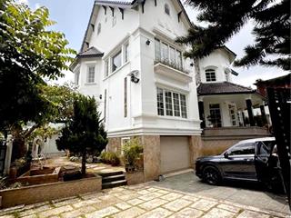 Villa sân vườn như một lâu đài mini nhiều cây xanh gần dinh 3