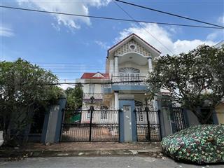 Nhà biệt thự 1 trệt 1 lầu đầy đủ nội thất, có sân rộng có 5 phòng ngủ, trục chính kdc 148