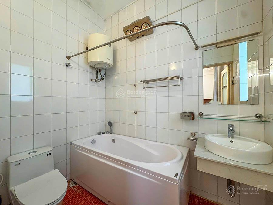 Cho thuê nhà 3 ngủ rộng, có sân trước, ban công tại quảng an, tây hồ