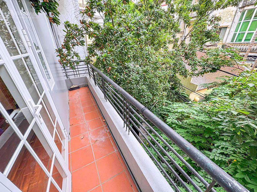 Cho thuê nhà 3 ngủ rộng, có sân trước, ban công tại quảng an, tây hồ