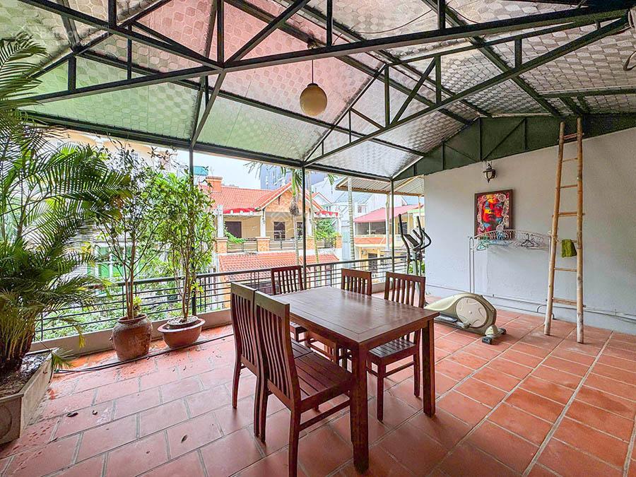 Cho thuê nhà 3 ngủ rộng, có sân trước, ban công tại quảng an, tây hồ