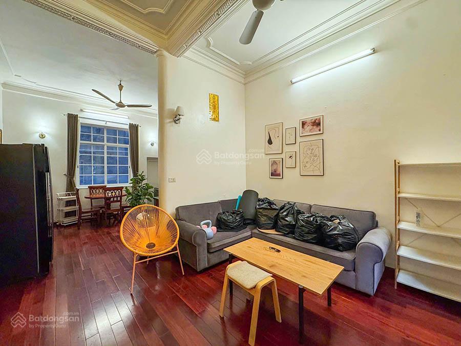 Cho thuê nhà 3 ngủ rộng, có sân trước, ban công tại quảng an, tây hồ