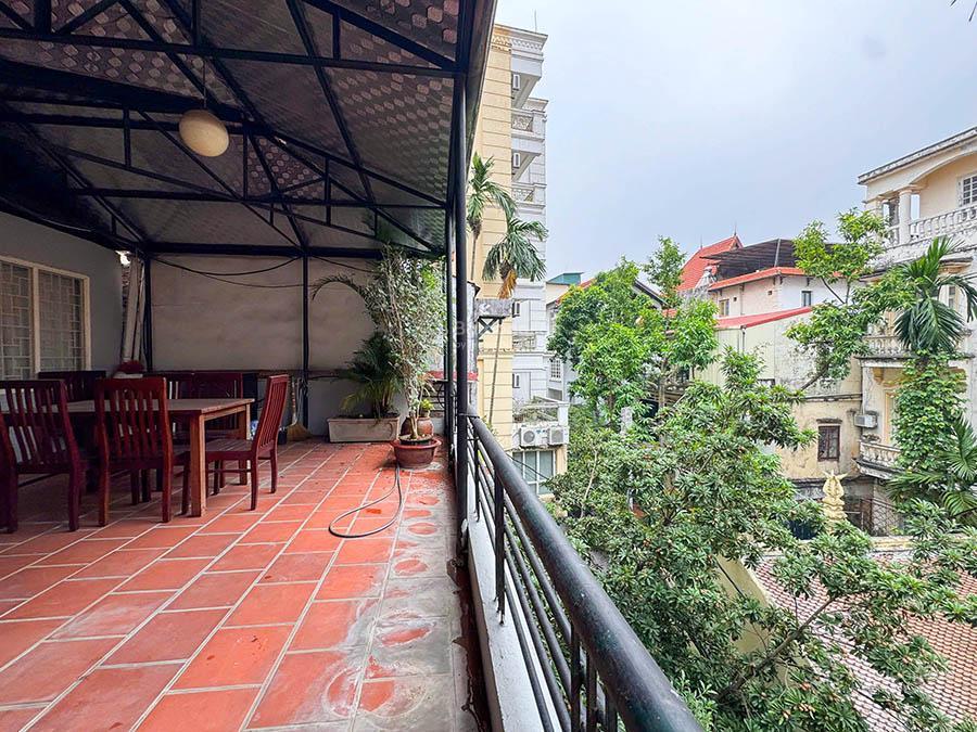 Cho thuê nhà 3 ngủ rộng, có sân trước, ban công tại quảng an, tây hồ