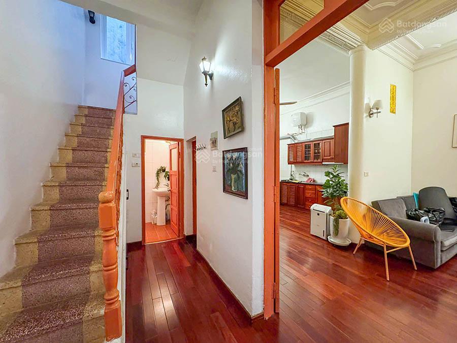 Cho thuê nhà 3 ngủ rộng, có sân trước, ban công tại quảng an, tây hồ