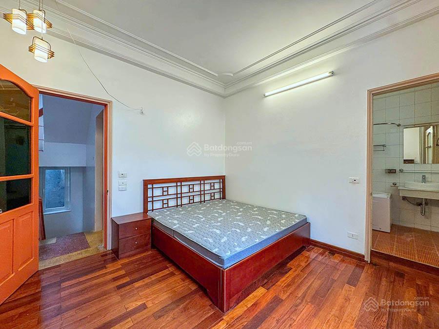 Cho thuê nhà 3 ngủ rộng, có sân trước, ban công tại quảng an, tây hồ