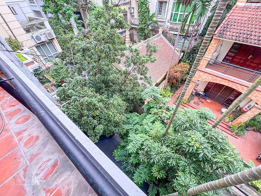 Cho thuê nhà 3 ngủ rộng, có sân trước, ban công tại quảng an, tây hồ