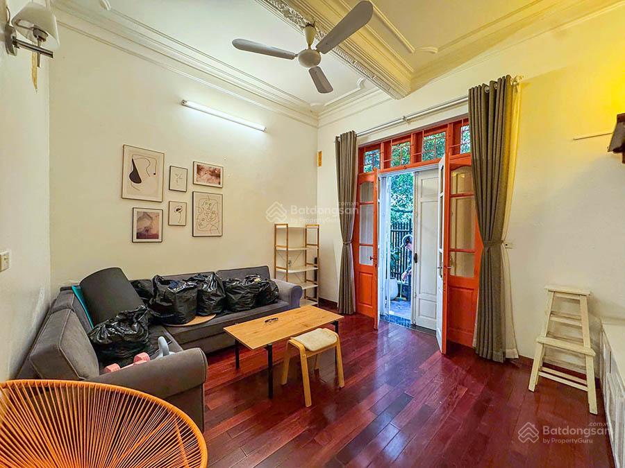 Cho thuê nhà 3 ngủ rộng, có sân trước, ban công tại quảng an, tây hồ