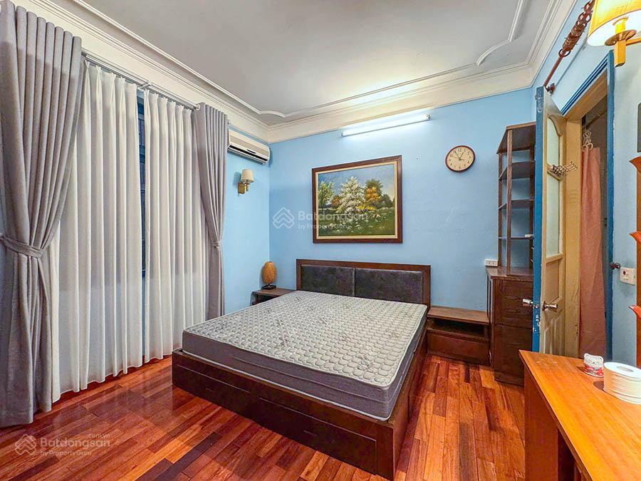 Cho thuê nhà 3 ngủ rộng, có sân trước, ban công tại quảng an, tây hồ