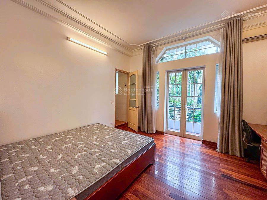 Cho thuê nhà 3 ngủ rộng, có sân trước, ban công tại quảng an, tây hồ