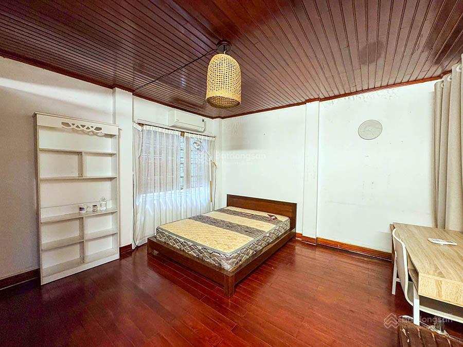 Cho thuê nhà 3 ngủ rộng, có sân trước, ban công tại quảng an, tây hồ