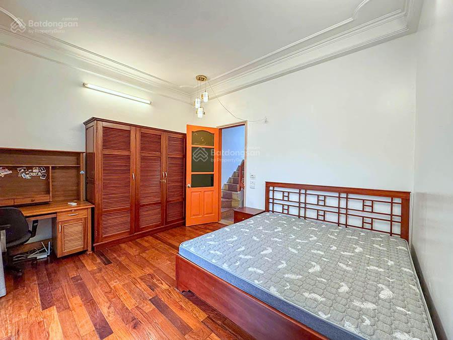 Cho thuê nhà 3 ngủ rộng, có sân trước, ban công tại quảng an, tây hồ