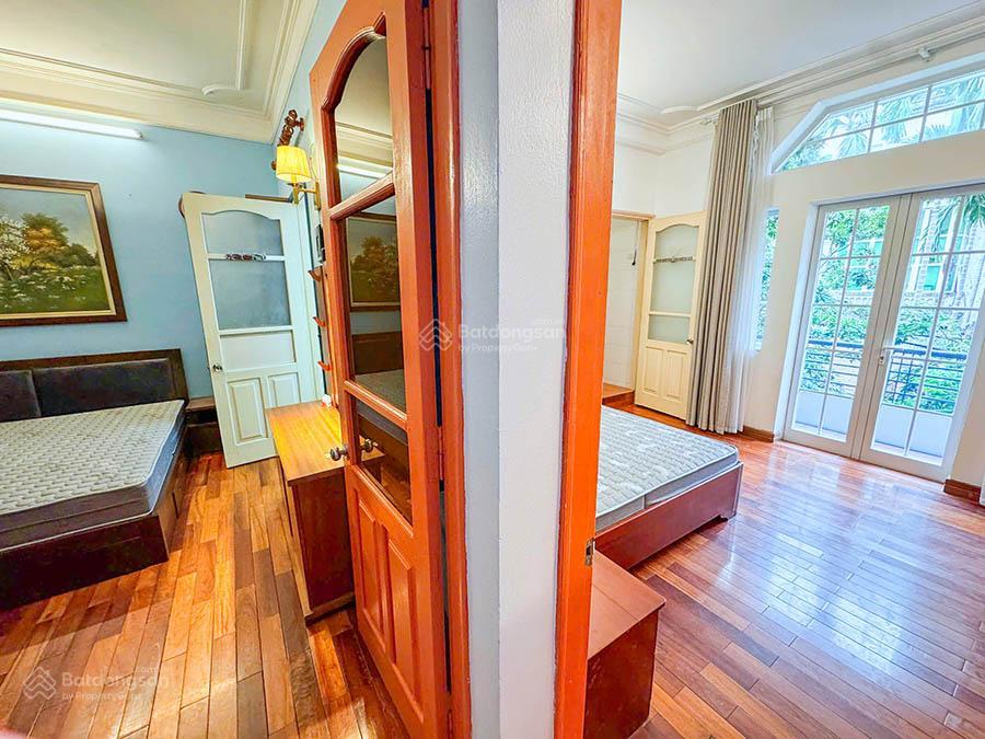 Cho thuê nhà 3 ngủ rộng, có sân trước, ban công tại quảng an, tây hồ