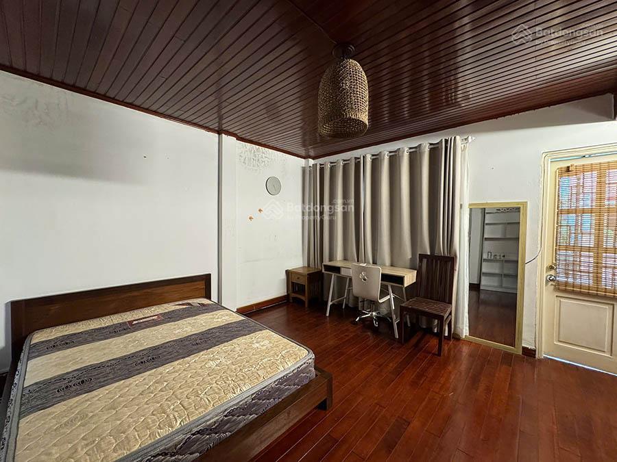 Cho thuê nhà 3 ngủ rộng, có sân trước, ban công tại quảng an, tây hồ