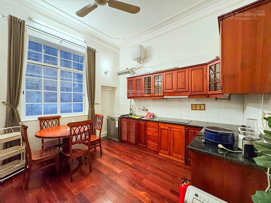 Cho thuê nhà 3 ngủ rộng, có sân trước, ban công tại quảng an, tây hồ