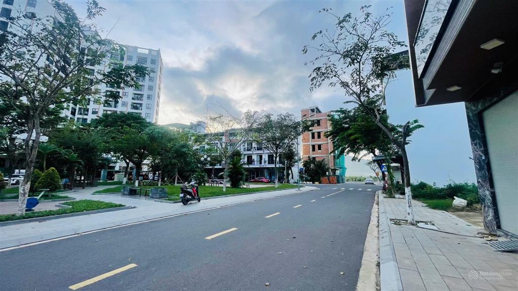 Nhà đẹp 3 tầng khu đô thị vcn phước long đối diện công viên đường thông đến sông