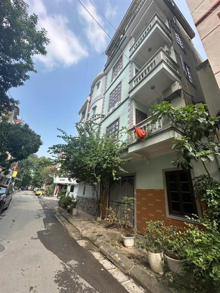 Gia đình cần bán nhà liền kề văn quán, trục chính kinh doanh. giá 14 tỷ ( thiện chí bán )