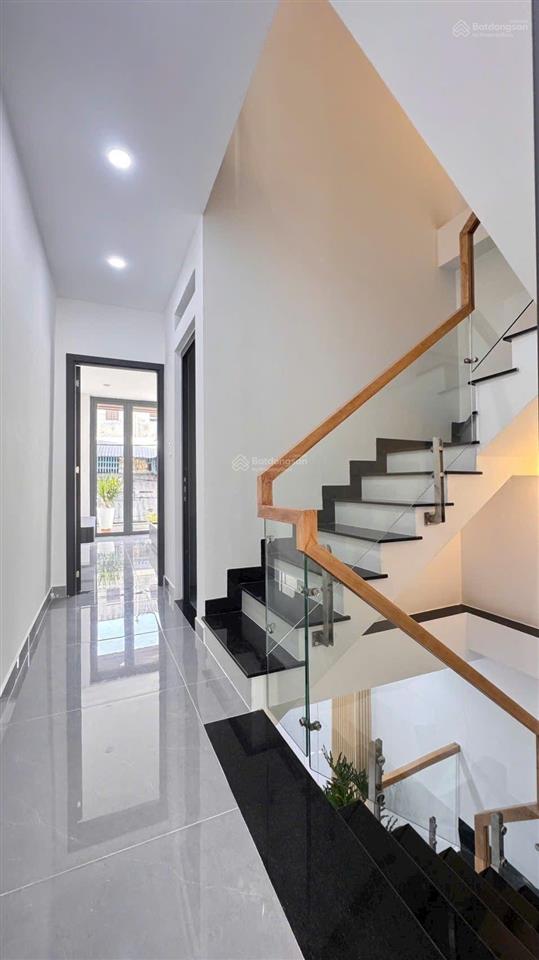 Nhà nở hậu 4,55m dài 10m đúc 3 tầng đường bến phú lâm