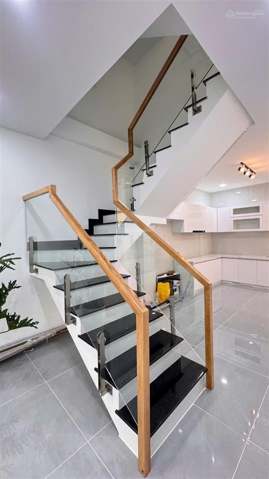 Nhà nở hậu 4,55m dài 10m đúc 3 tầng đường bến phú lâm