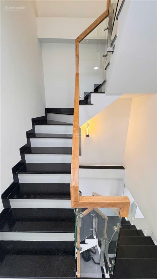 Nhà nở hậu 4,55m dài 10m đúc 3 tầng đường bến phú lâm