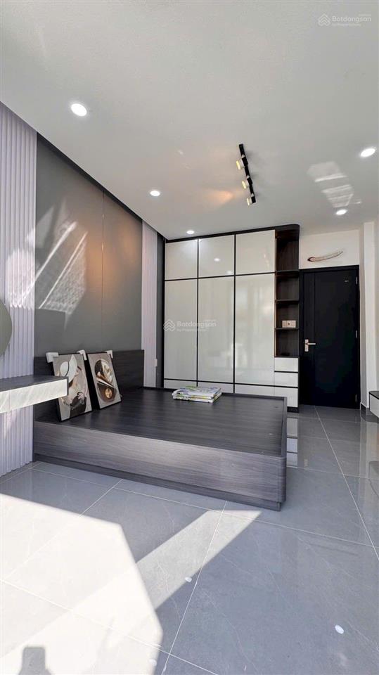 Nhà nở hậu 4,55m dài 10m đúc 3 tầng đường bến phú lâm