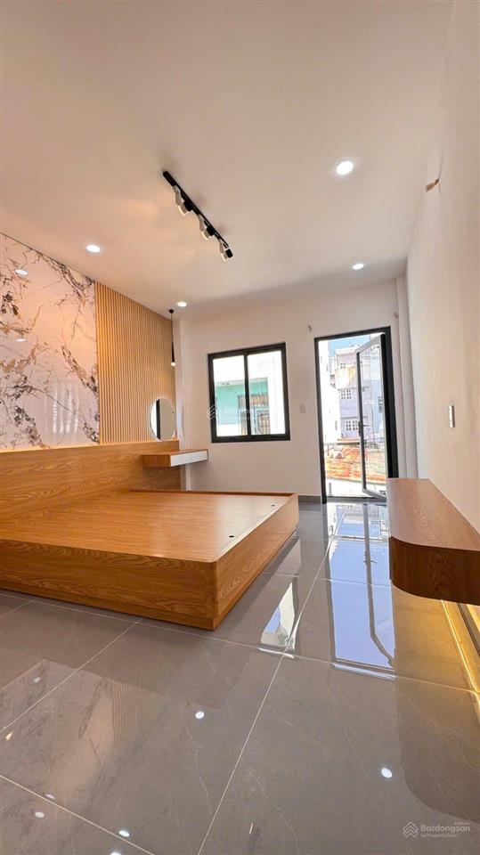 Nhà nở hậu 4,55m dài 10m đúc 3 tầng đường bến phú lâm