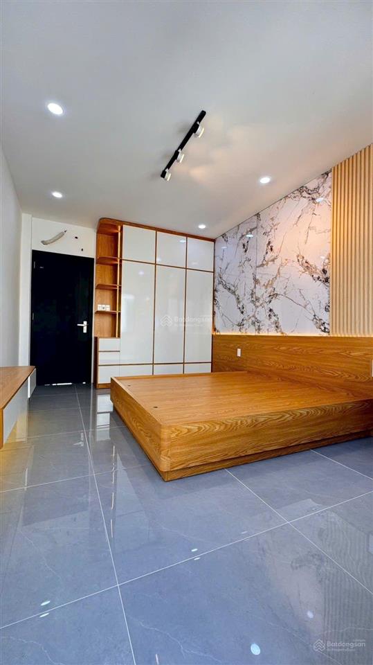 Nhà nở hậu 4,55m dài 10m đúc 3 tầng đường bến phú lâm