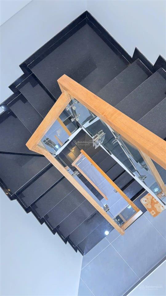 Nhà nở hậu 4,55m dài 10m đúc 3 tầng đường bến phú lâm