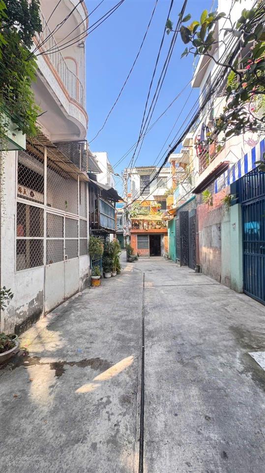 Nhà nở hậu 4,55m dài 10m đúc 3 tầng đường bến phú lâm