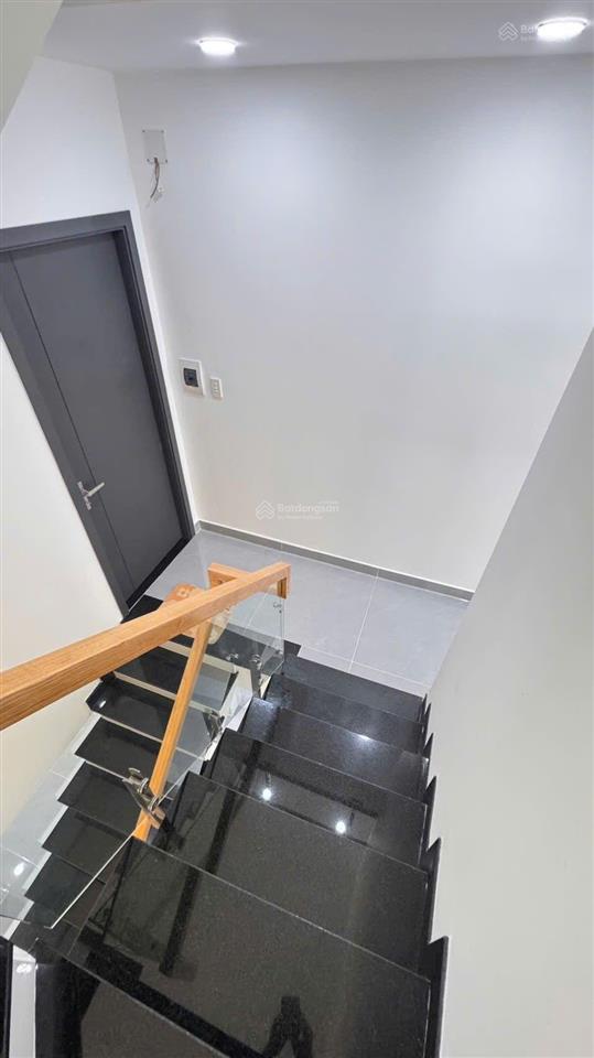 Nhà nở hậu 4,55m dài 10m đúc 3 tầng đường bến phú lâm