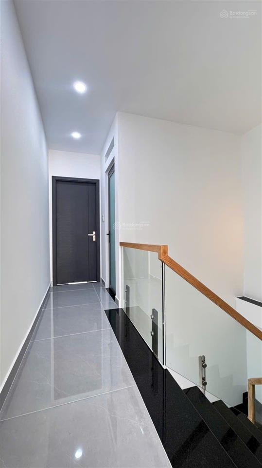 Nhà nở hậu 4,55m dài 10m đúc 3 tầng đường bến phú lâm